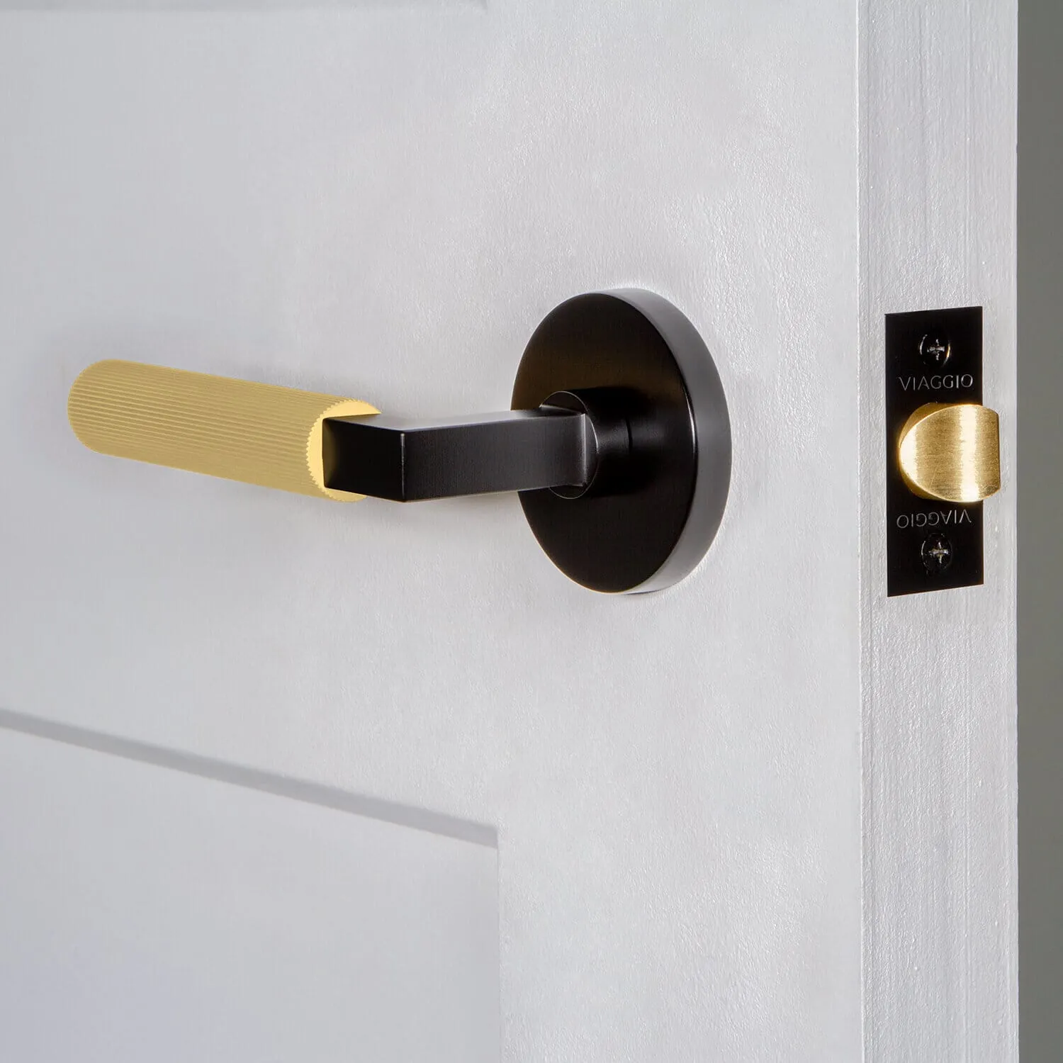 Circolo Rosette in Satin Black with Satin Brass Contempo Fluted Lever