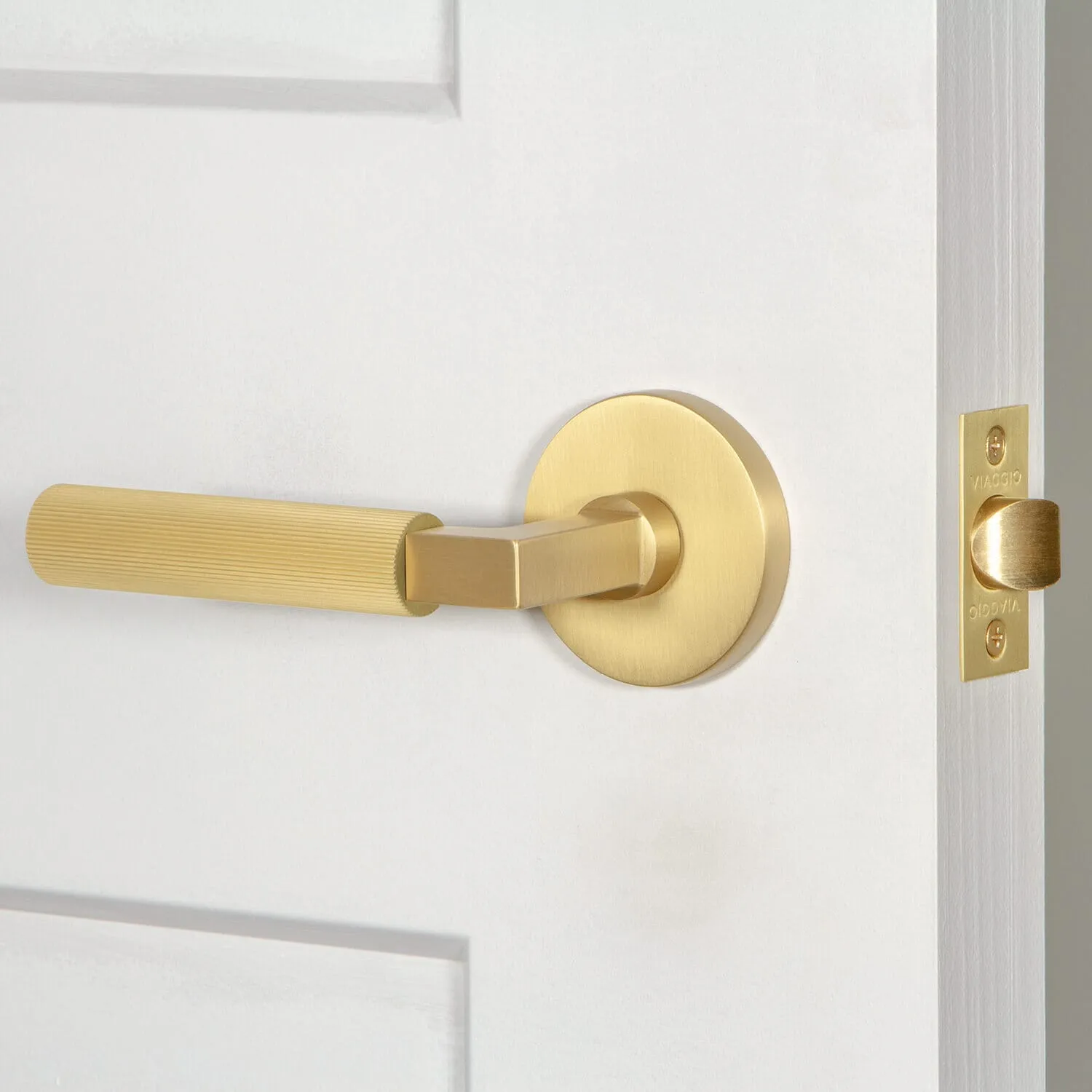 Circolo Rosette with Contempo Fluted Lever in Satin Brass