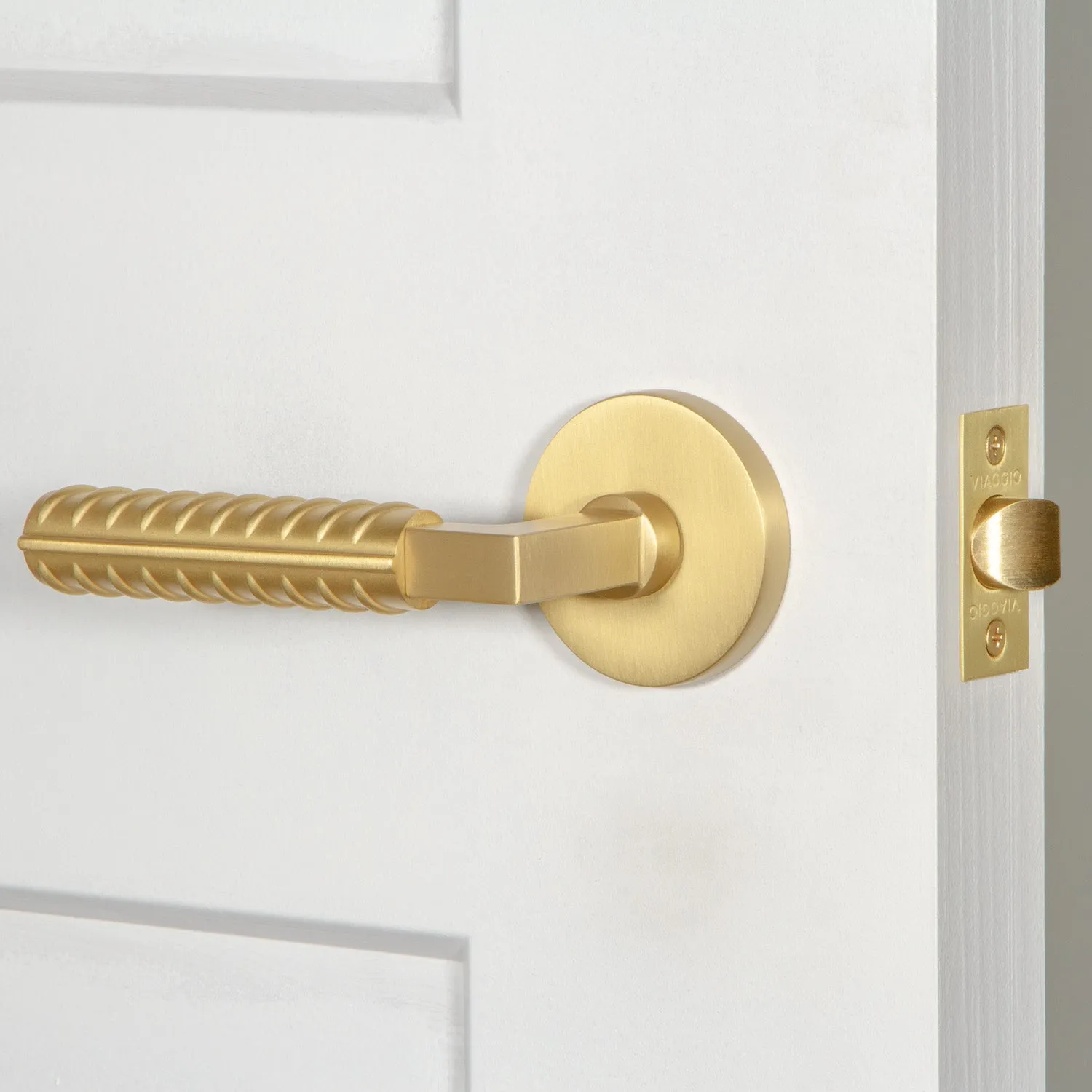 Circolo Rosette with Contempo Rebar Lever in Satin Brass